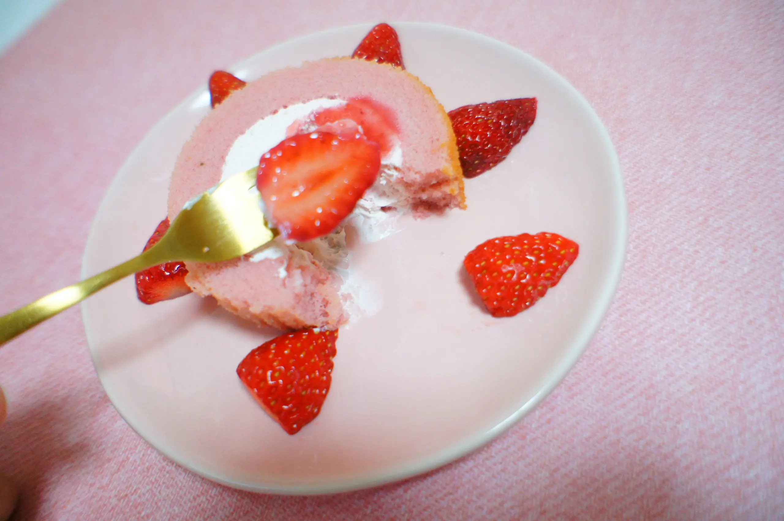 《コンビニスイーツ》でおうちカフェ❤️【LAWSON】いちごづくしロールケーキが絶品!☻_3