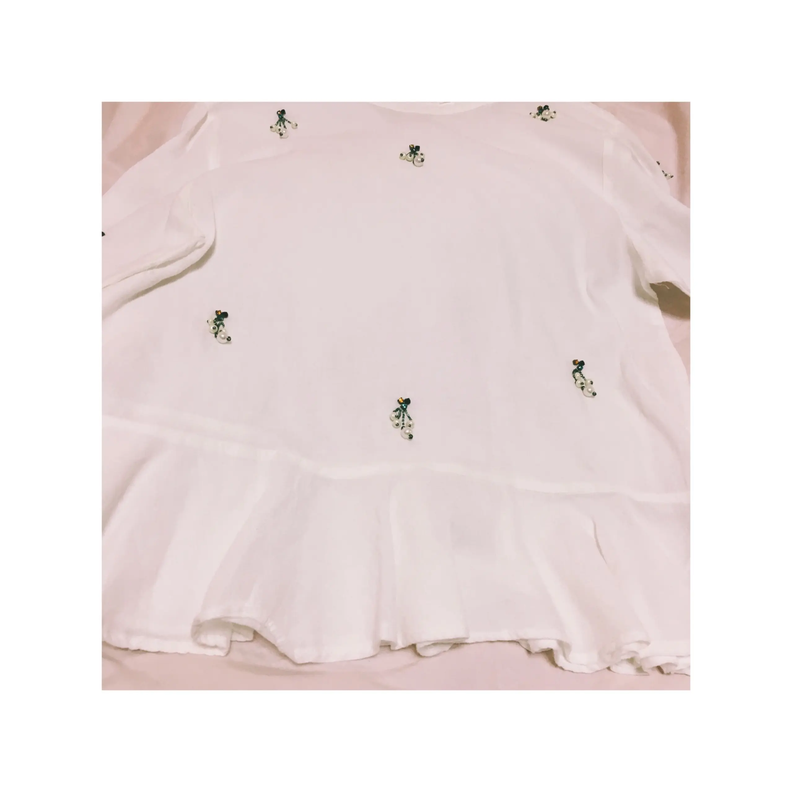 《ザラジョ必見!今買って春まで使える★》【ZARA】で見つけたビジュー付きフリルネックブラウス(¥1,990)が大活躍の予感❤️_3
