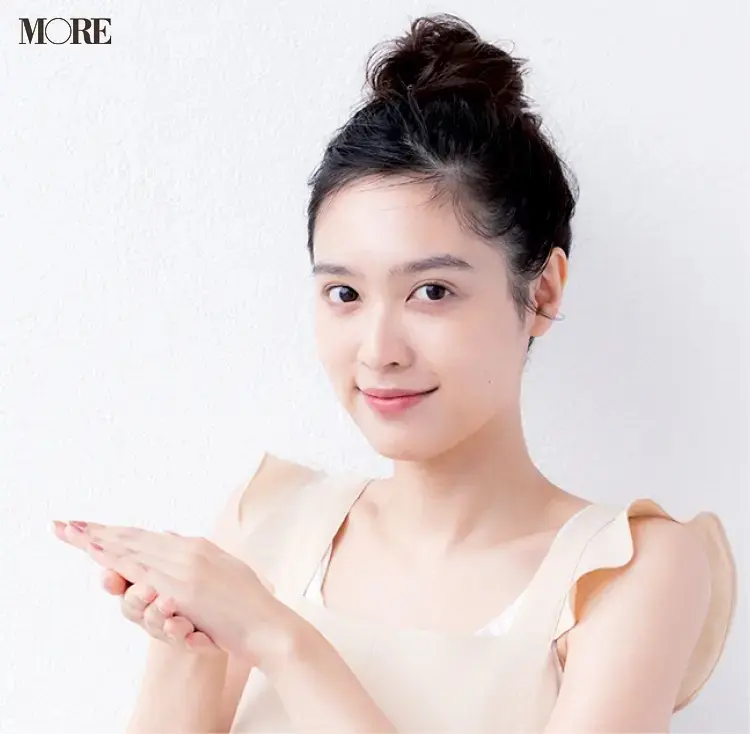 乳液を両手でなじませる女性