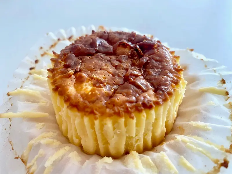 袋から取り出した『ローソン』の「バスチー -バスク風チーズケーキ-」