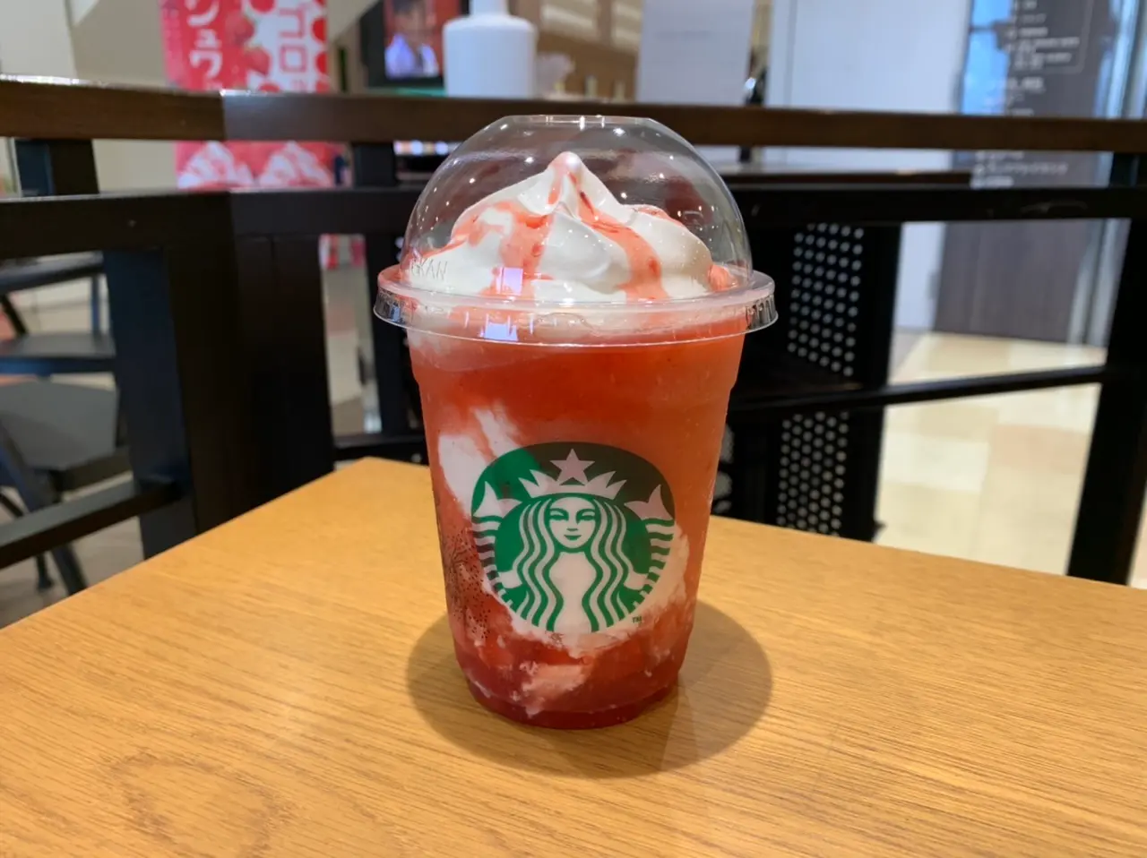 【スタバ新作】今話題のゴロッとイチゴフラペチーノを飲んでみた_1