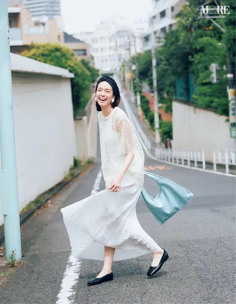 メッシュTシャツ×プリーツスカートコーデの佐藤栞里