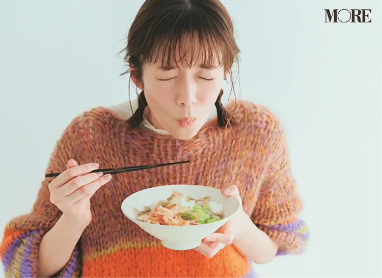 佐藤栞里が福井県のおすすめお取り寄せグルメ「そば処 一福」の塩だしおろしそばを食べている様子