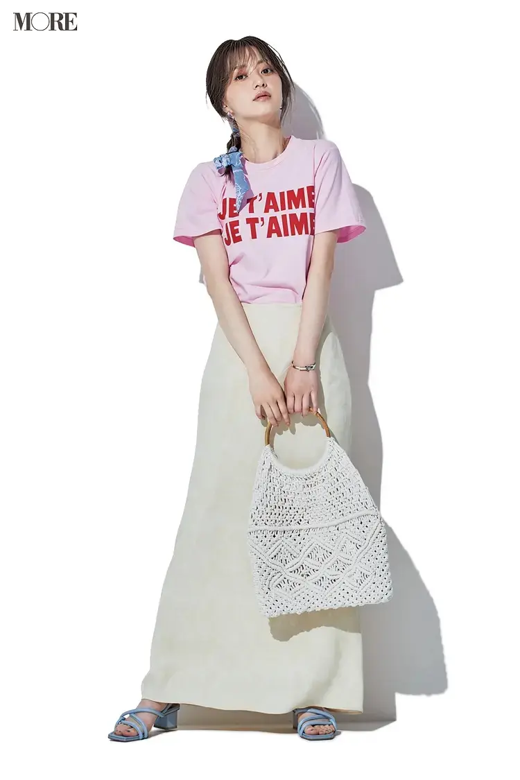 ピンクのロゴTシャツ×セミフレアスカートコーデの逢沢りな