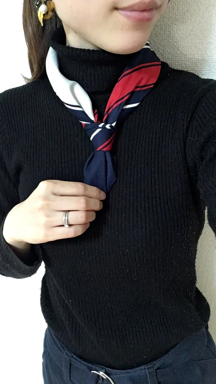 誰でも簡単【固結び】久しぶりにスカーフを巻きました♡_1