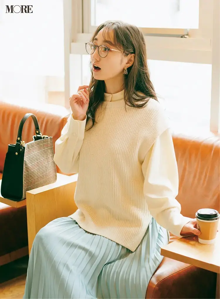 ニットベストコーデ【7】白のブラウス×ニットベストのきれい色のコンビ