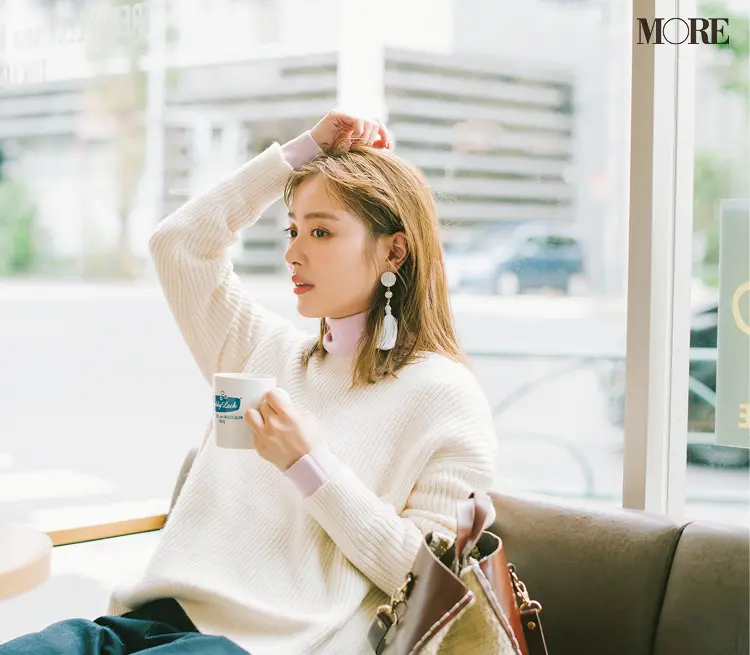 シンプルな白いニットを飽きずに着たい そんな時こそ 小物 の出番です ファッション コーディネート 代 Daily More