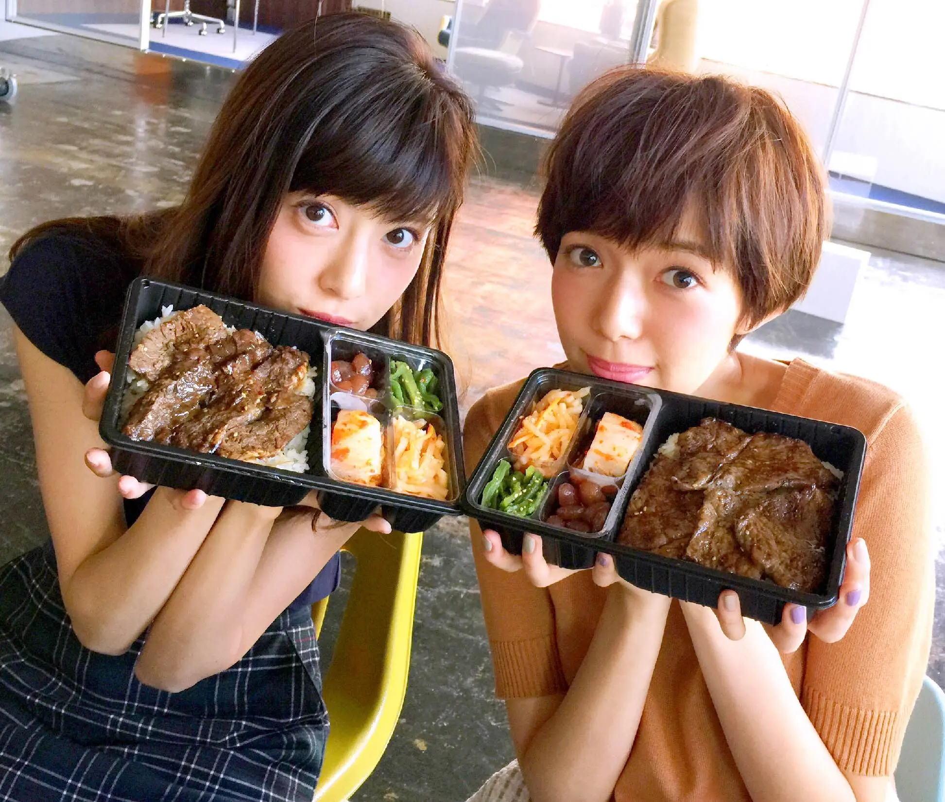 【オフショット】佐藤ありさ&佐藤栞里。W佐藤の大好物は……?_1
