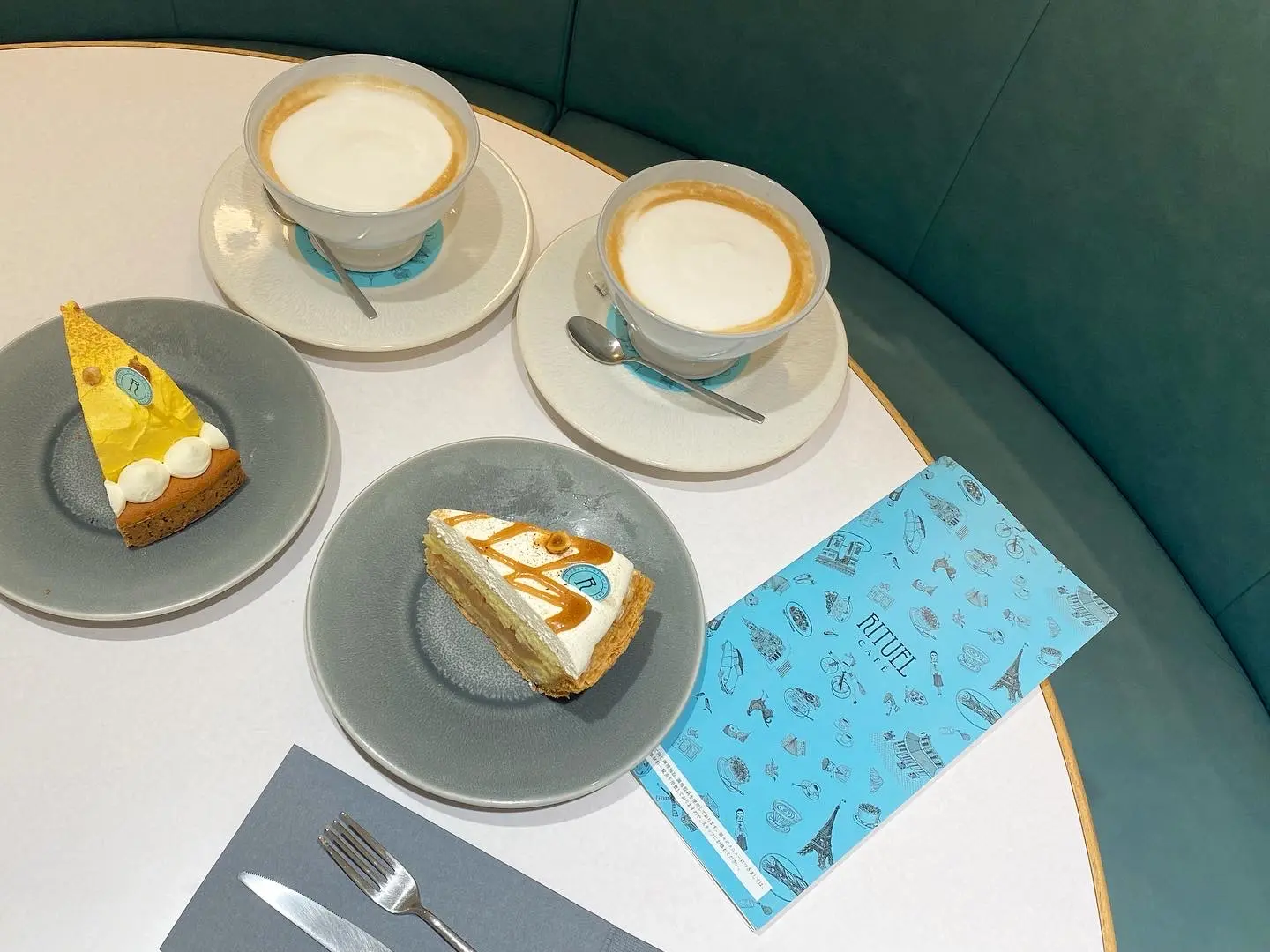 【新宿 落ち着いたカフェ】で検索する人必見。ティファニーブルーの素敵カフェをご紹介_5