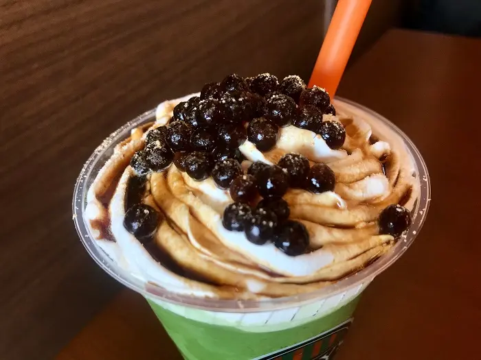 タリーズ新作「黒蜜きなこ抹茶スワークル」タピオカトッピングを上からみた写真