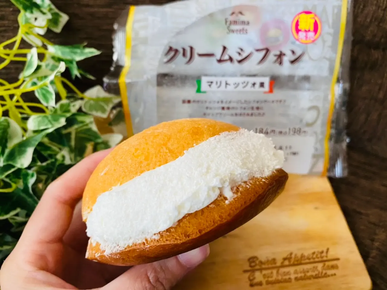 【ファミマ】あの話題のスイーツがコンビニで買える!?《マリトッツォ風》クリームシフォンが美味♡_5