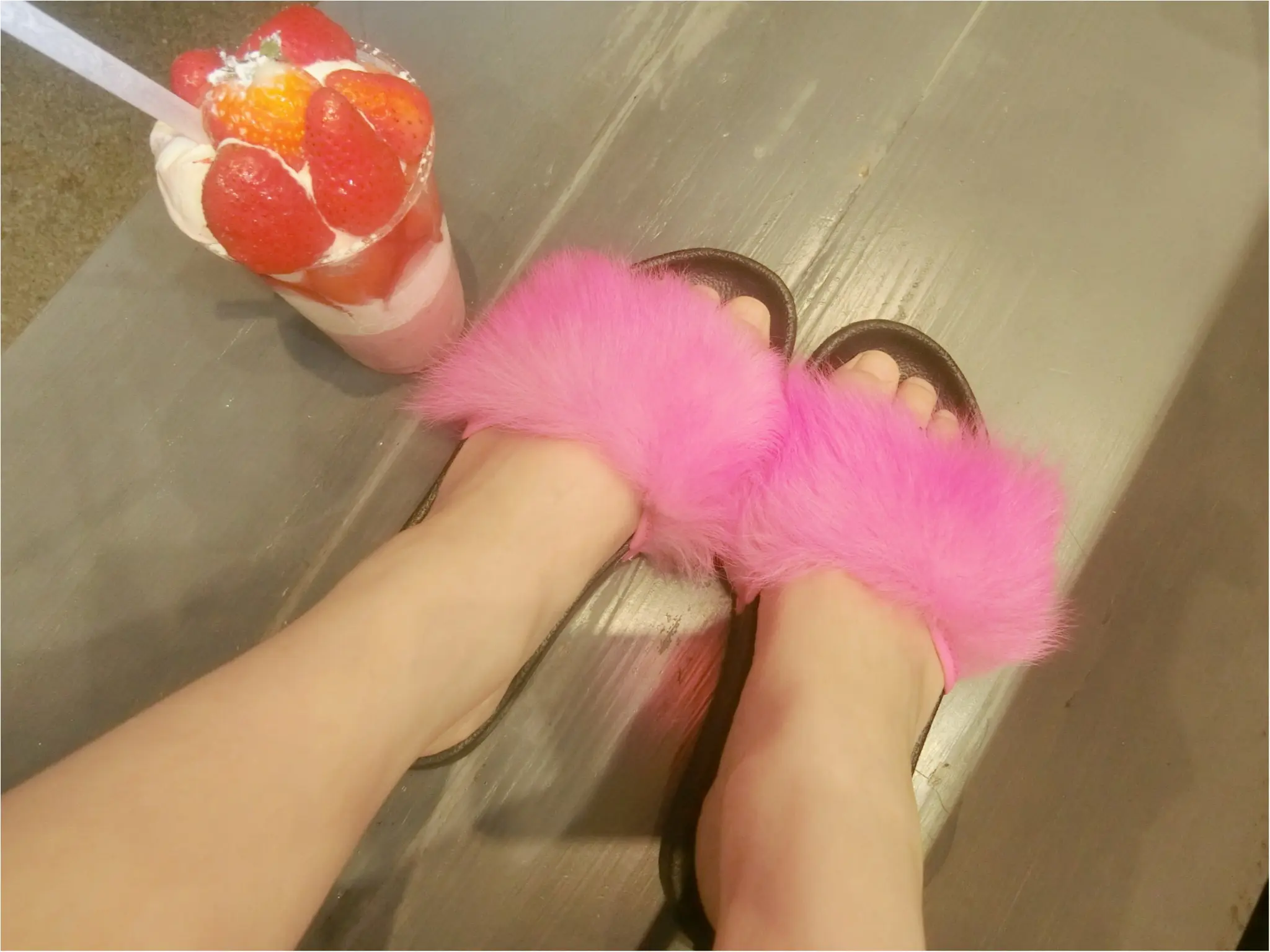 UGGカラーファー付き新作サンダル【ロイヤル】★エルカフェ ボンボン♡暑い日は可愛いサンダルとアイスで♡_1