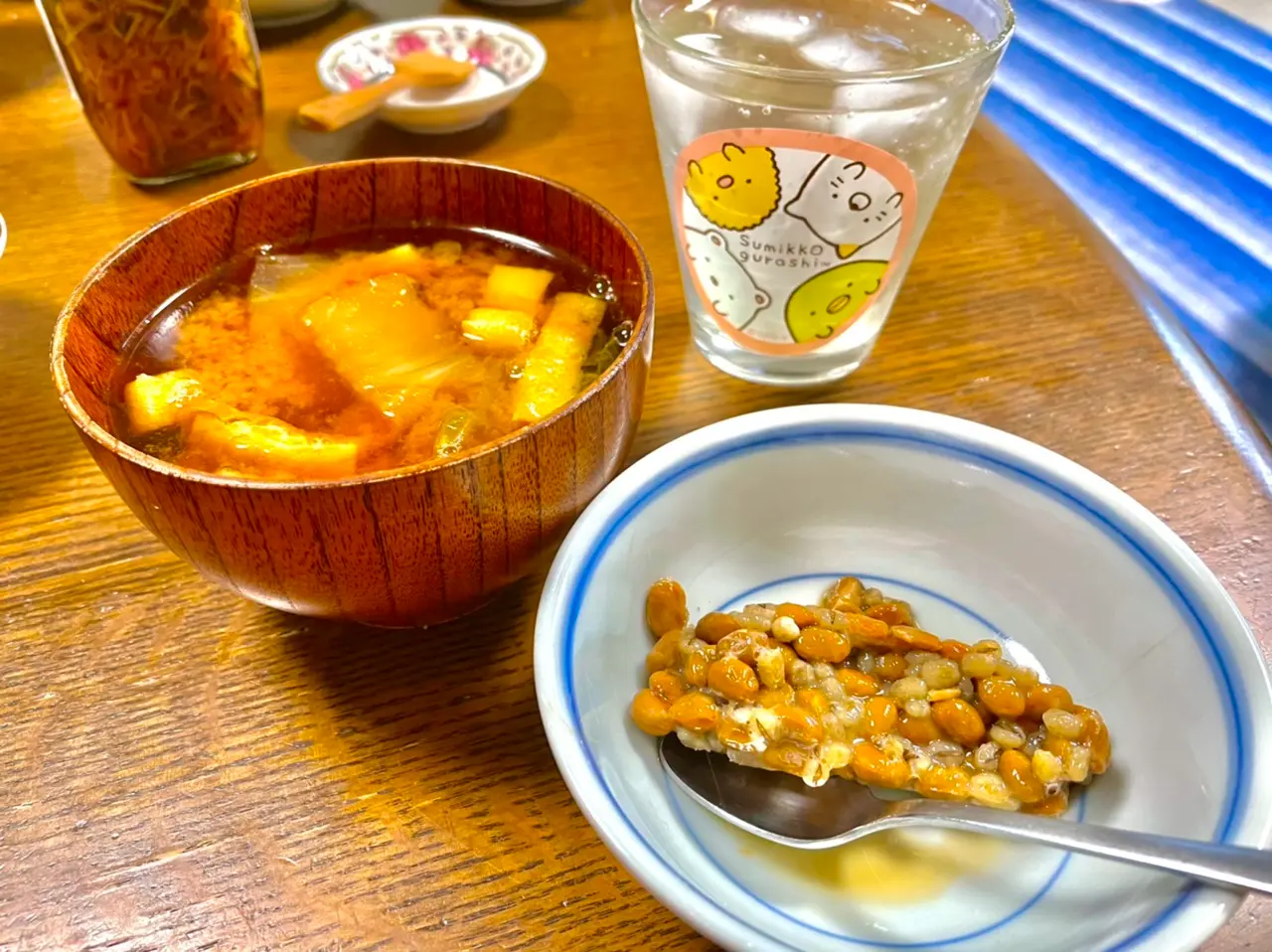 納豆を開けた写真。横に味噌汁もある。