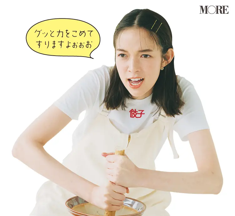 佐藤栞里が静岡県のおすすめお取り寄せグルメ「丁子屋」の自然薯・みそセットの自然薯をすっている様子