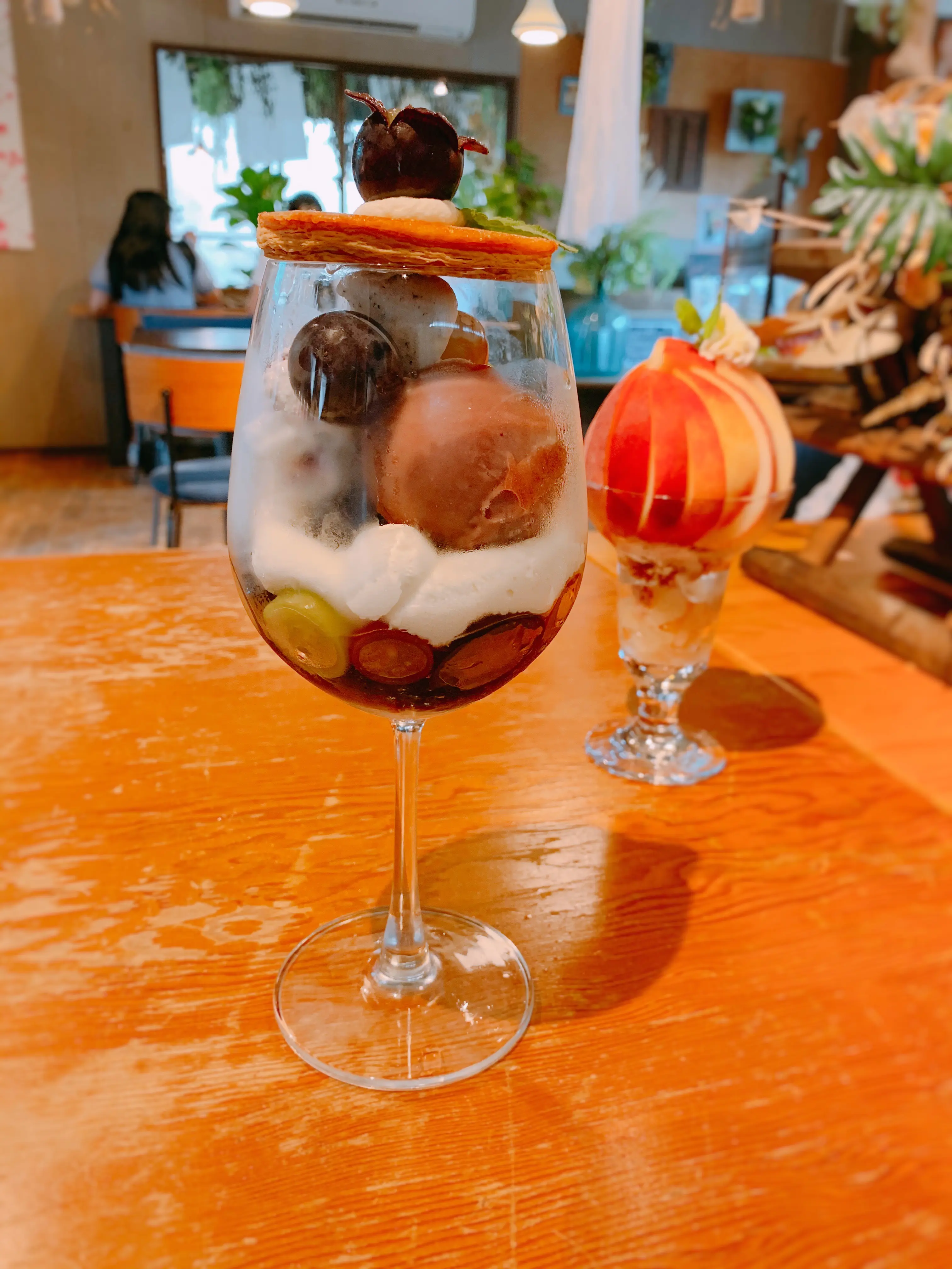 【おすすめカフェ】旬の《桃がまるごと&葡萄がたっぷり》詰まったジューシーなパフェ♡_6