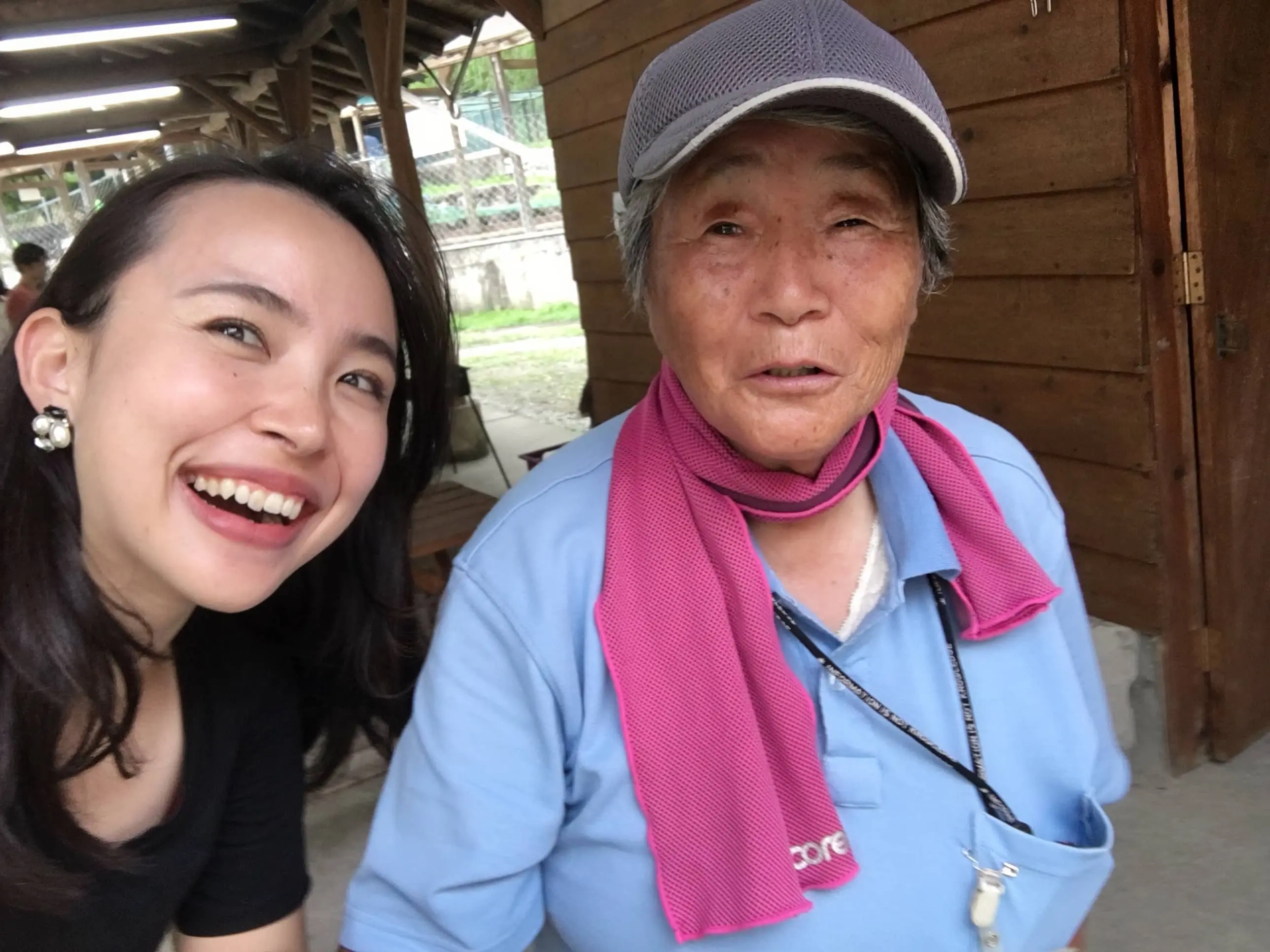 キャンプ場でご当地有名スタッフきみちゃんとの写真
