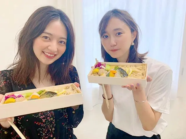 逢沢りなと鈴木友菜のランチの様子をお届け♡【撮影のオフショット】_1