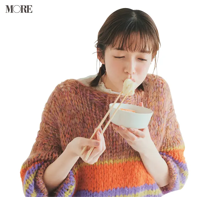 佐藤栞里が福井県のおすすめお取り寄せグルメ「開花亭」の海鮮鍋を食べている様子