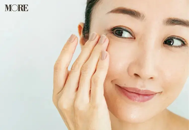 目もとにクリームを塗る神崎恵