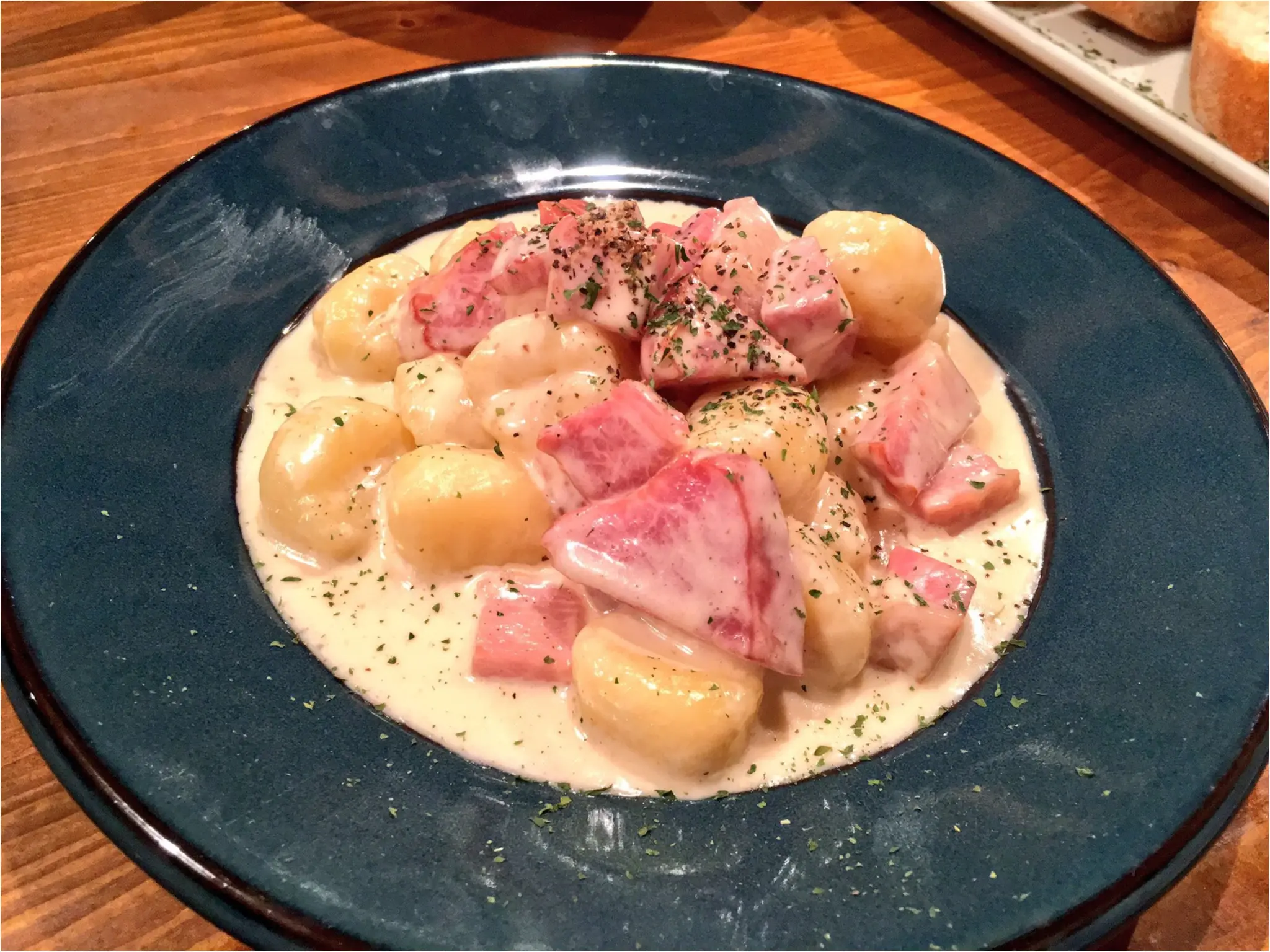 【MORE1月号掲載】渋谷に山小屋!?『CCC渋谷(チーズケーキカフェ)』でチーズとお肉が盛りだくさんの女子会をしてきました♡_3