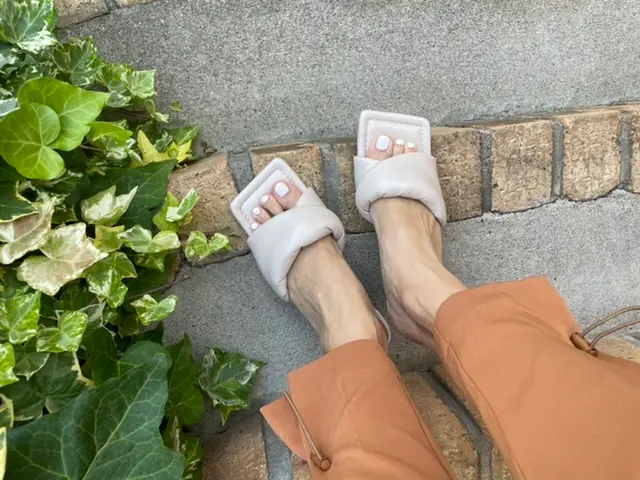 サンダルを履いた足元