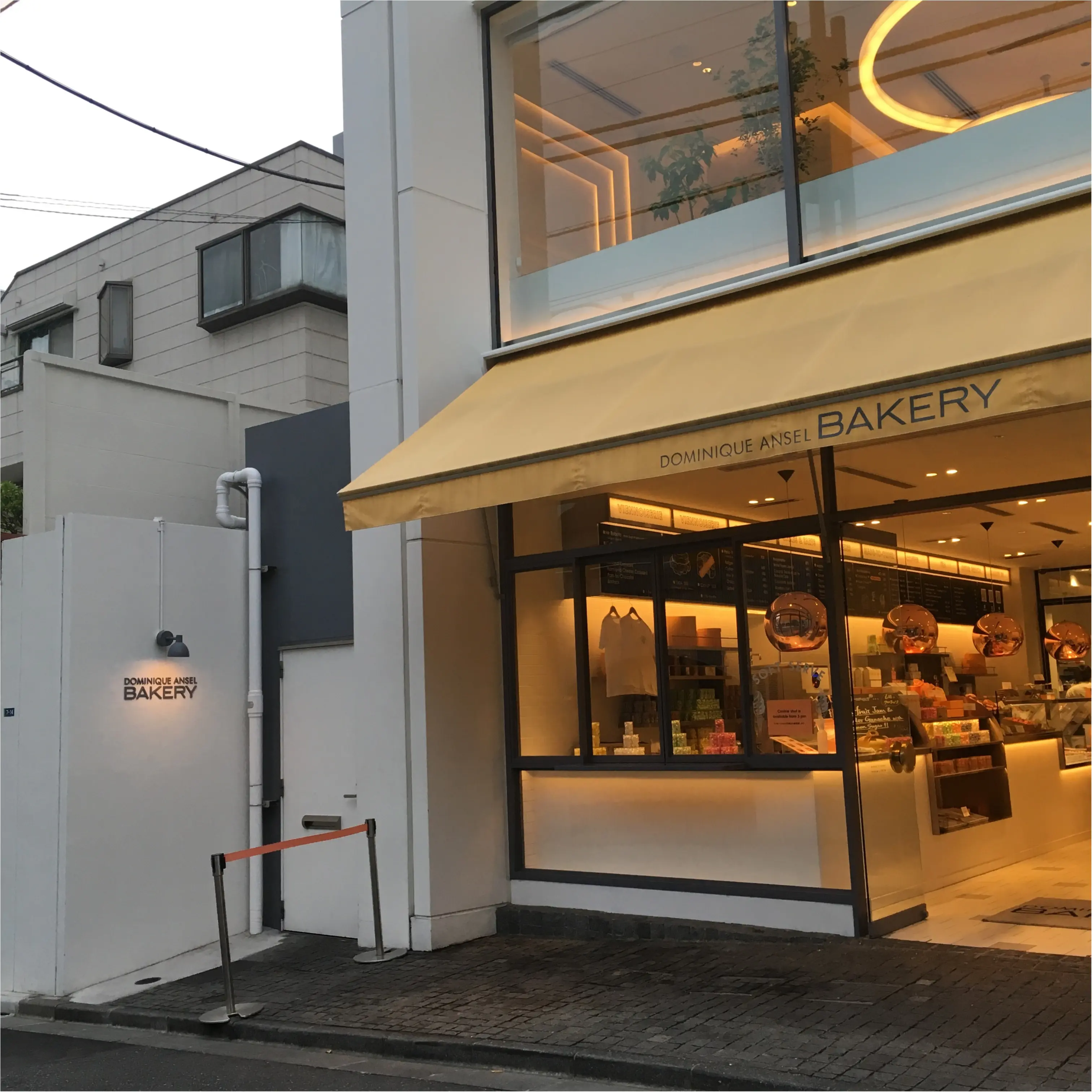表参道で小腹がすいたらオススメスイーツはNYで大人気の黄色の屋根が目印のあのお店★_1