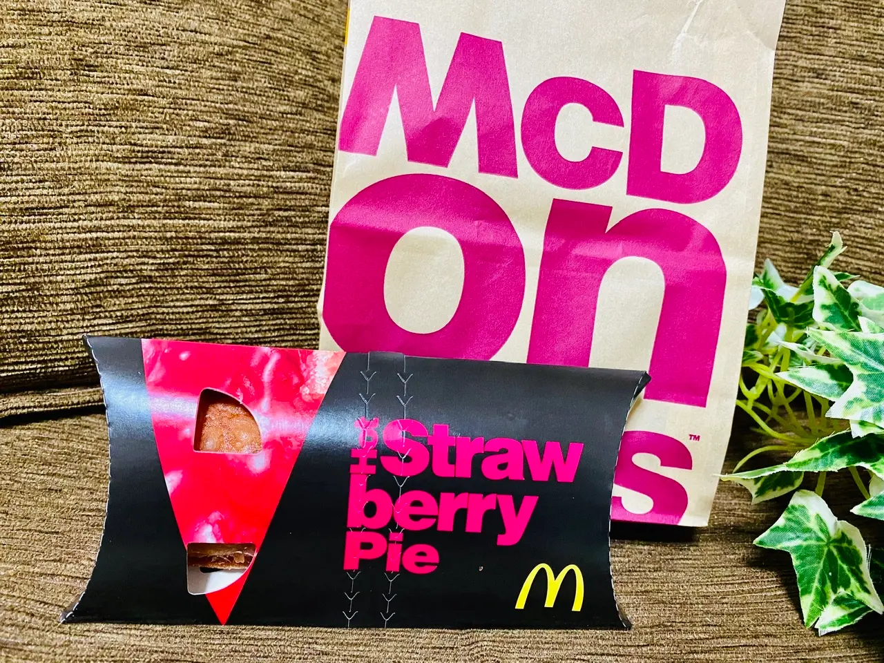 【マクドナルド】あの定番スイーツにイチゴ味!《ホットストロベリーパイ》が絶妙すぎる美味しさ♡_1