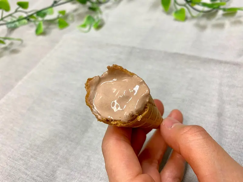 『Mr. CHEESECAKE』と『セブン‐イレブン』のコラボアイス「ワッフルコーン ミスターチーズケーキ カカオラズベリー」の断面写真