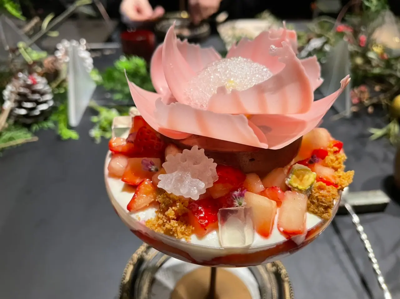 【パフェ】チョコレートといちごの芸術的なマリアージュ!限定コラボパフェ@虎ノ門_2