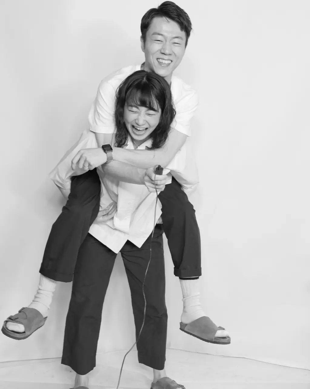 女性が男性をおんぶをした写真