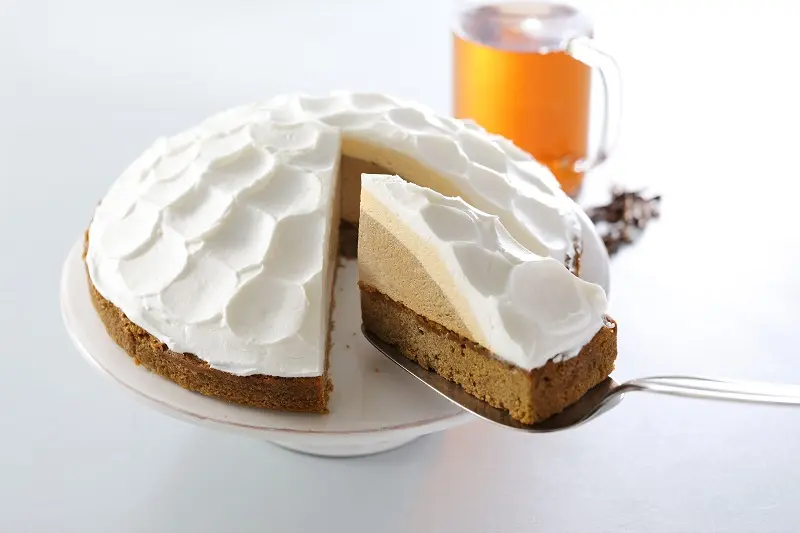 スタバ新作スイーツ「ほうじ茶＆キャラメルのムースケーキ」