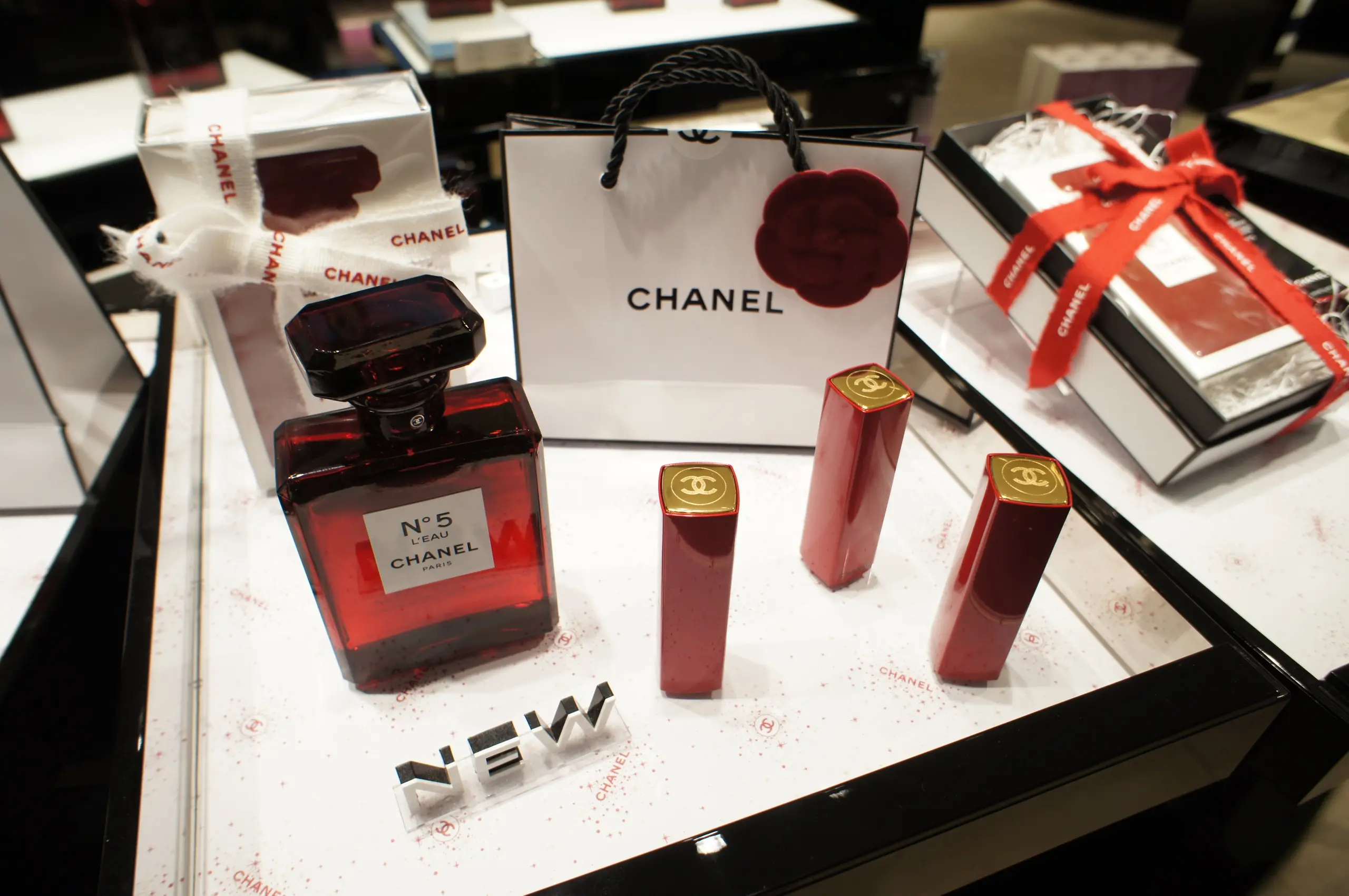 《赤の限定ケースが可愛すぎる❤️》デパートでも入手困難な【CHANEL】ルージュ アリュール ヴェルヴェット☻_1