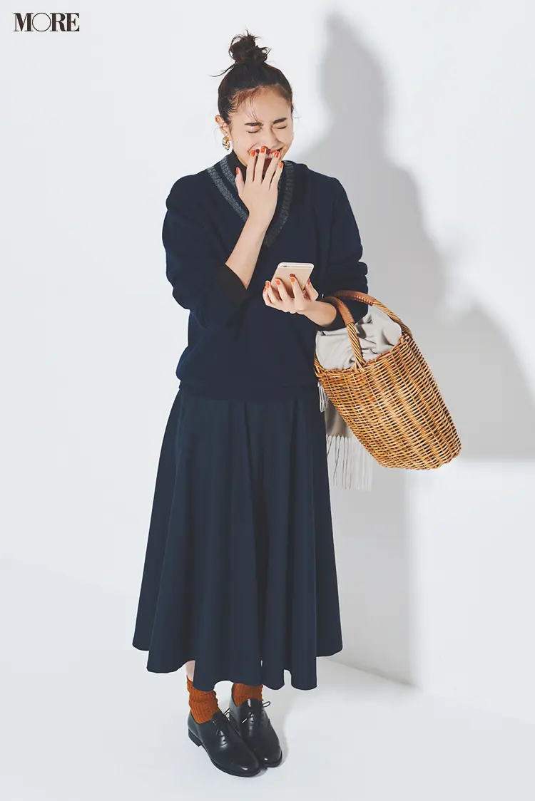 「かごバッグとおだんごヘアが休日の定番♬」土屋巴瑞季&鈴木友菜 着回し連載『グレーとネイビーなふたり』27日目_2