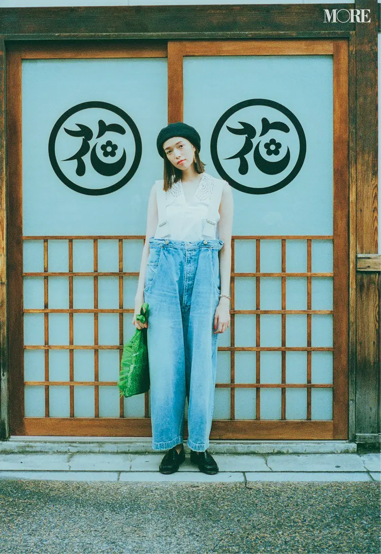 デニムをはいて帽子をかぶった佐藤栞里