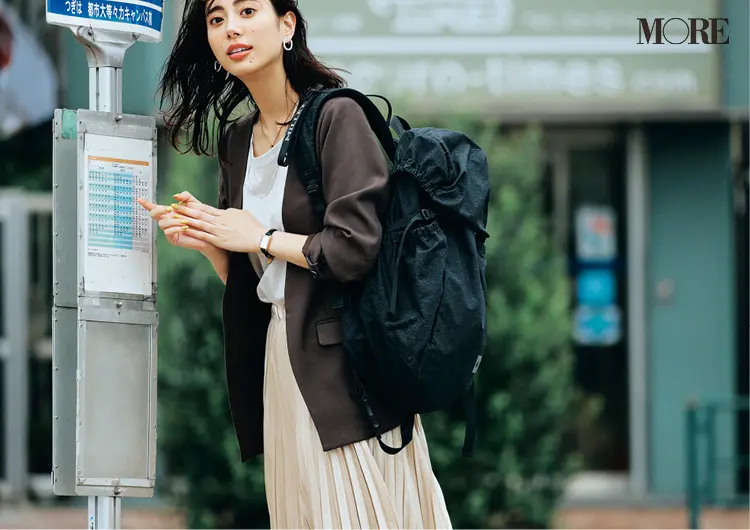 ジャケット×スカートコーデに黒リュックを背負った土屋巴瑞季