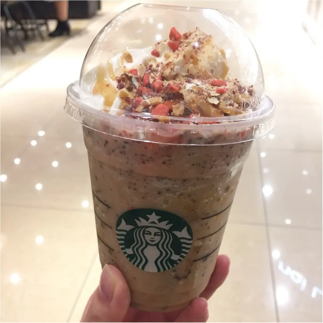 まるでスイーツ♡ザクザク食感がクセになる♪ アーモンドミルク&グラノラフラペチーノ_1