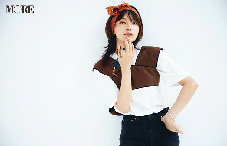川口春奈さん、小物で夏を満喫♬ かごバッグ、スポサン、エコバッグでおしゃれを楽しむ!_5