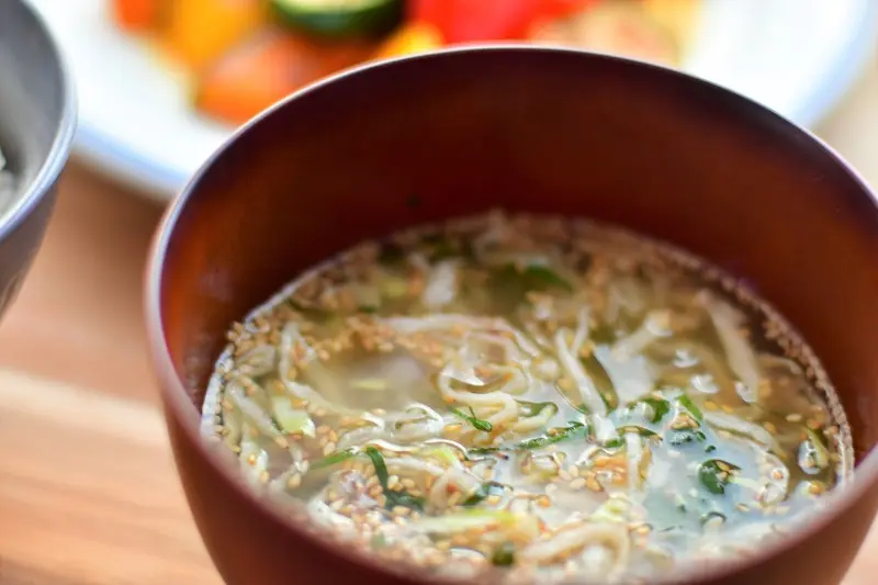 【10分で完成! 簡単おしゃれな一汁一菜レシピ~金曜日~】豚バラ肉とカラフル野菜の焼きびたし+切り干し大根のごまみそ汁+ごはん_4
