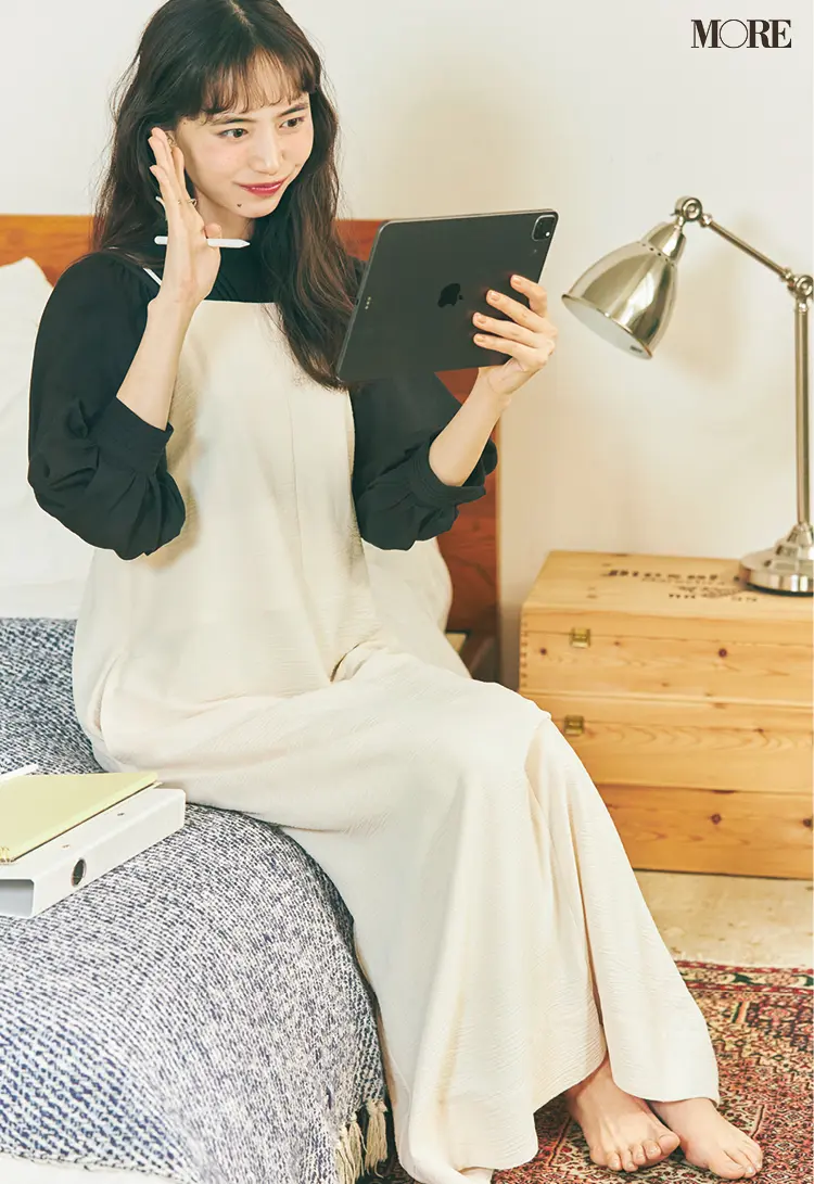 黒ブラウス×白キャミワンピースコーデの井桁弘恵