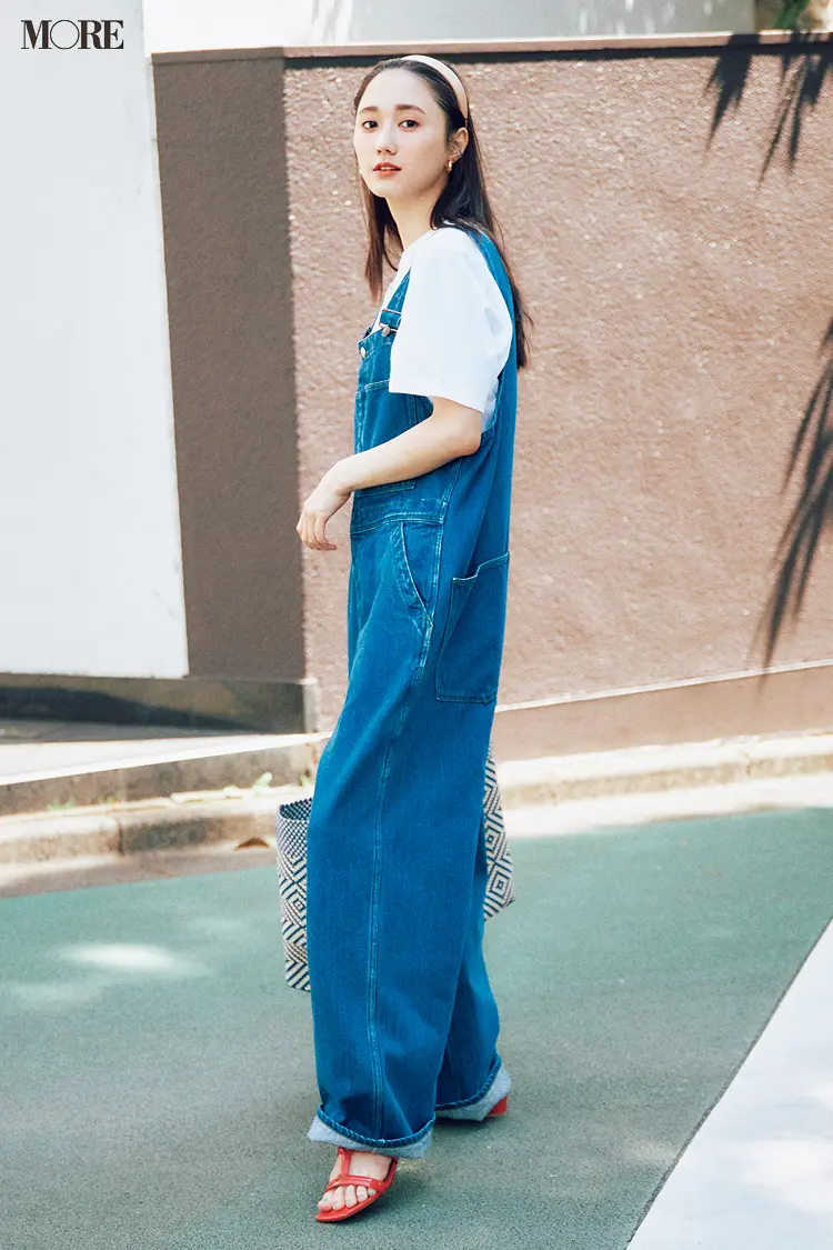 デニムサロペットコーデで赤いサンダルをはいた鈴木友菜