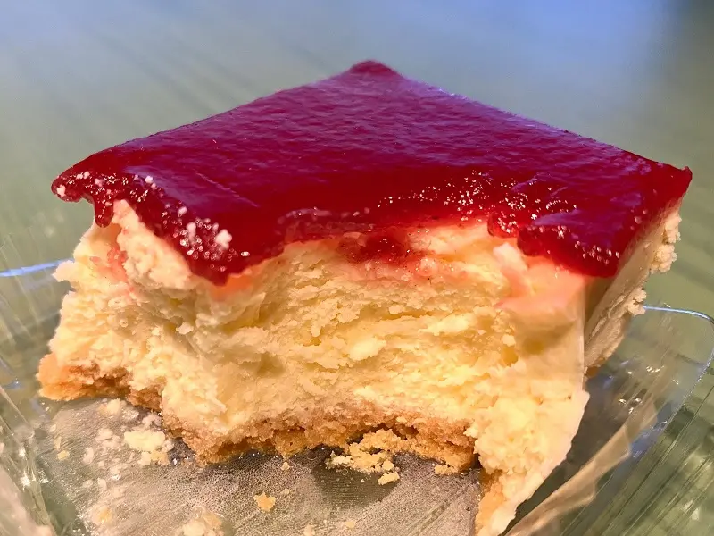 【セブン₋イレブン スイーツ】『ピエール・エルメ』コラボ「ピエール・エルメ シグネチャー チーズケーキ フランボワーズ」断面