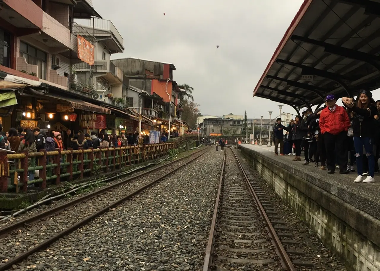 台湾、十分駅の様子。人がわんさかいるのにも関わらず、電車の線路との距離が近い。それもまた魅力です。