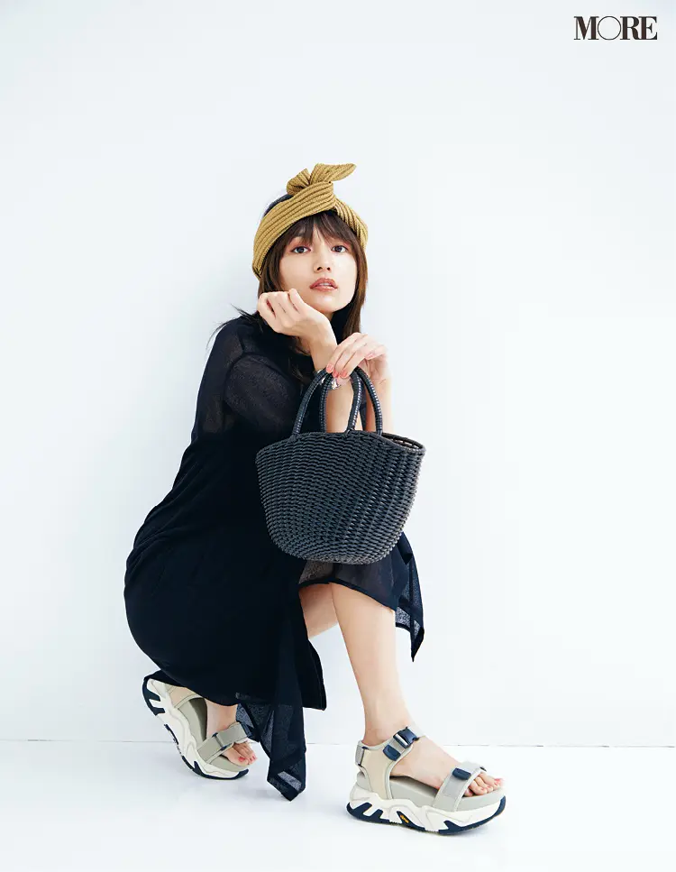 川口春奈さん 小物で夏を満喫 かごバッグ スポサン エコバッグでおしゃれを楽しむ ファッション コーディネート 代 Daily More