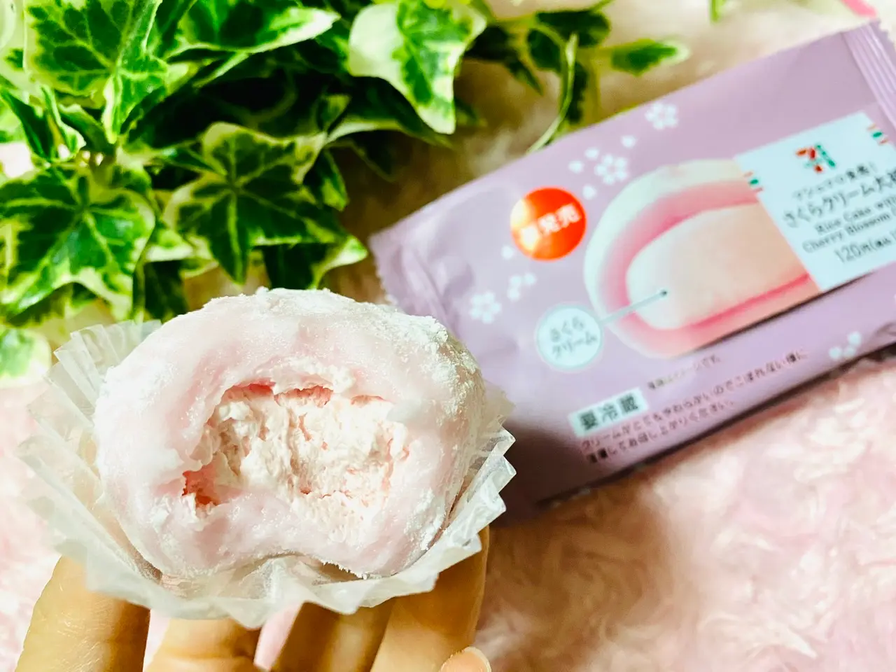 【セブンスイーツ】とろとろ具合がやばいと絶賛!《さくらクリーム大福》を食べてみた♡_3