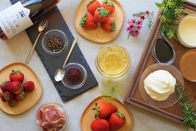 『星野リゾート　リゾナーレ那須』の「イチゴフルステイ」。7種類のコンディメントといちご