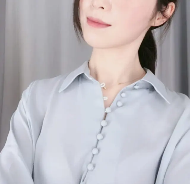ブラウスを着た写真