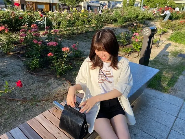 座っている女性