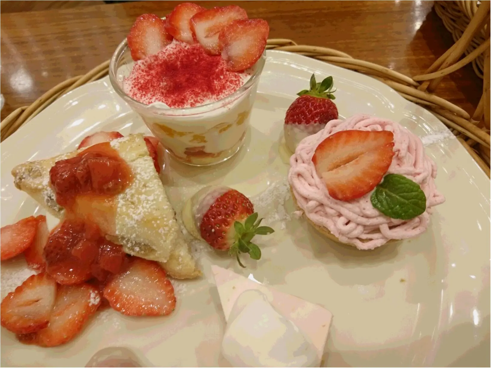 ≪期間限定&いちご3倍デー≫はAfternoonTeaRoomへ! 苺のアフタヌーンティーでHAPPY♡ _1