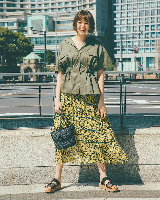 カーキのシャツ、花柄ティアードスカート