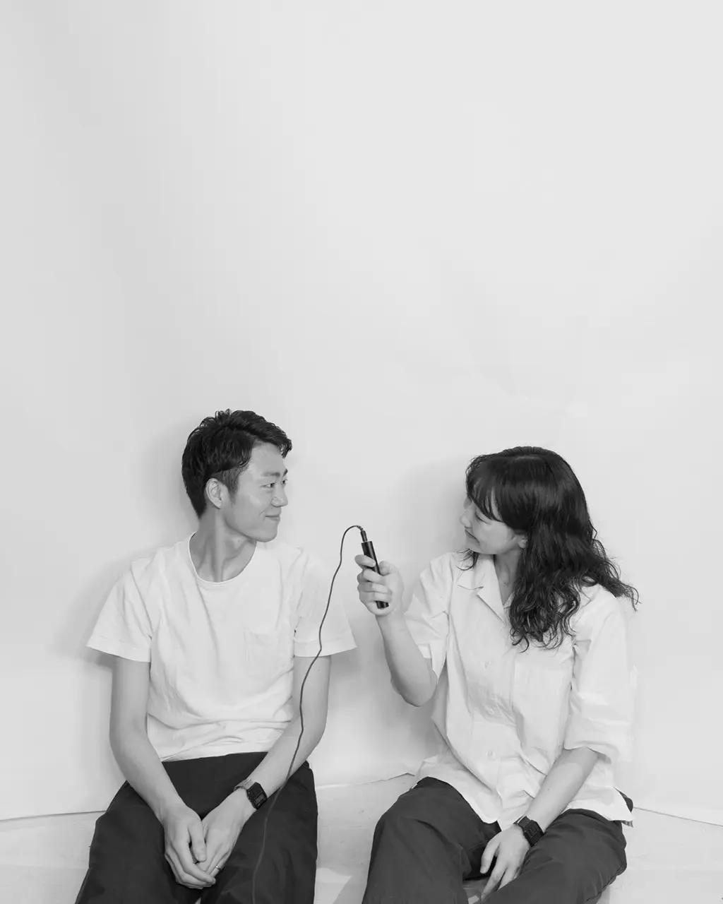 座っている男女の写真